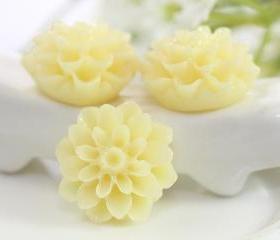 Cream Dahlia / Mums Flower Resin Cabochons 6pc