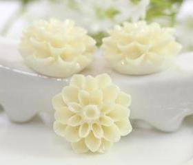 White Dahlia / Mums Flower Resin Cabochons 6pc