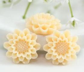 Pale Orange Flower Resin Cabochons 4pc