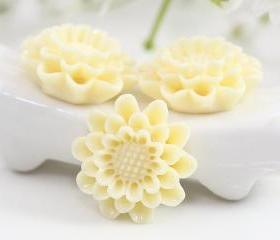 Light Yellow Flower Resin Cabochons 4pc