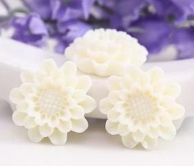 White Flower Resin Cabochons 4pc