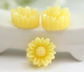 Yellow Sunflower Resin Cabochons 10pc